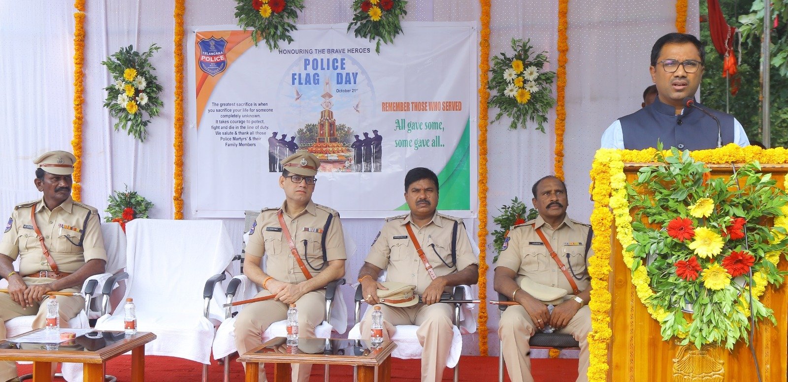 పోలీసు అమరుల సేవలు చిరస్మరణీయం